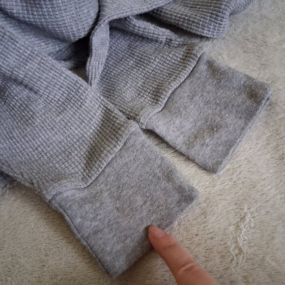 Aritzia TNA Women's Size S Gray Waffle Scoopneck Notch Longsleeve Cropped Shirt - Picture 9 of 12